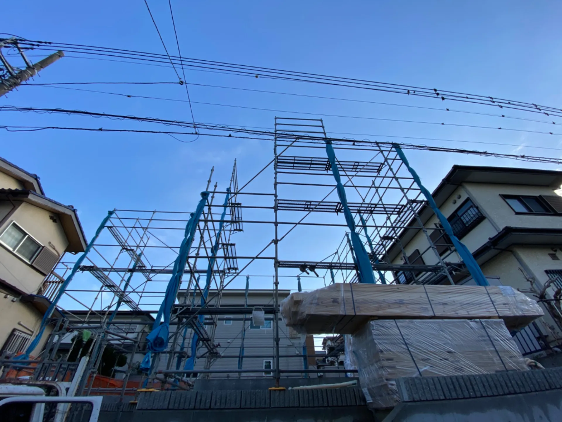 【リスクアセスメント】藤沢市高台二階建て足場組立